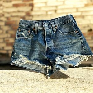 Levi Denim 501 frayed Shorts.. Sz 25 waist